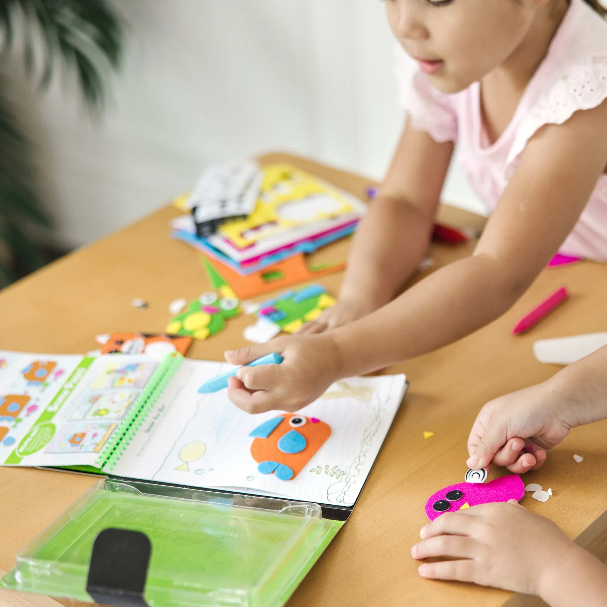 On-the-Go Felt Friends Stickers Craft Activity Set>Melissa & Doug