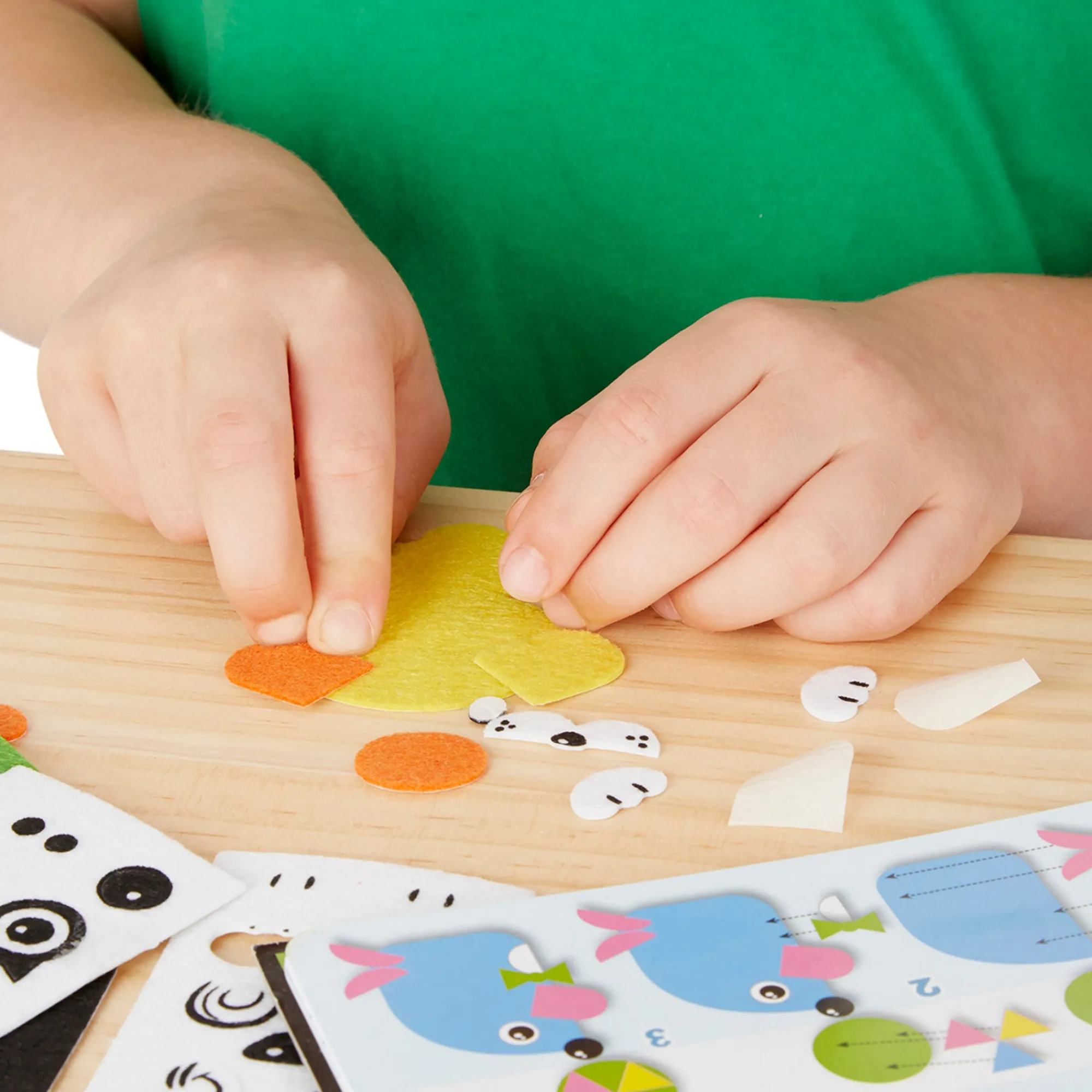 On-the-Go Felt Friends Stickers Craft Activity Set>Melissa & Doug