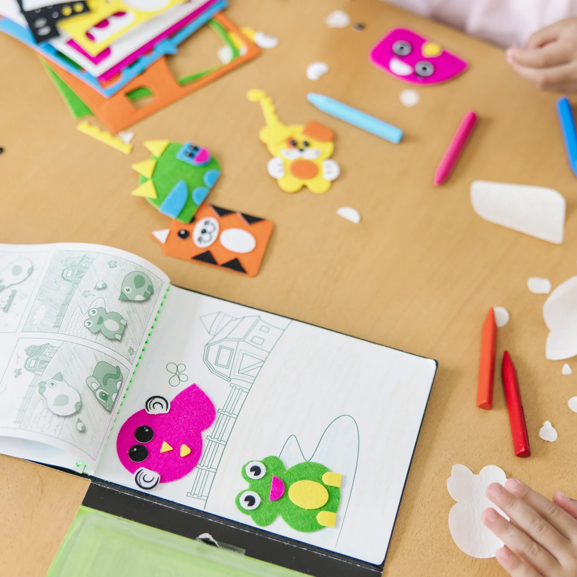 On-the-Go Felt Friends Stickers Craft Activity Set>Melissa & Doug