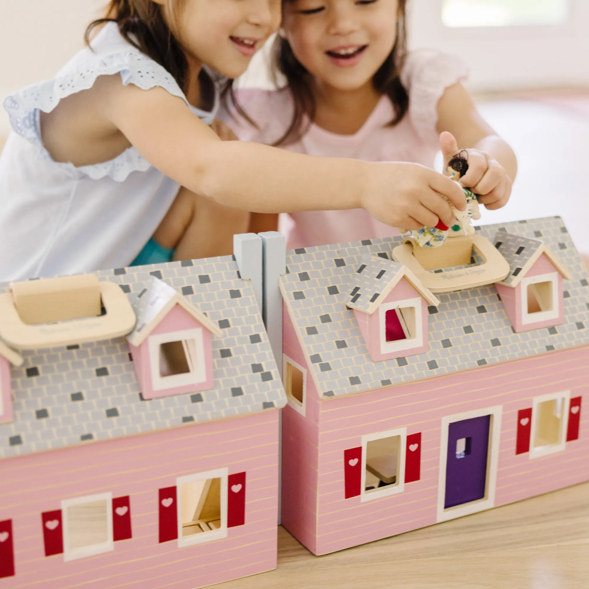 Wooden Fold & Go Dollhouse>Melissa & Doug New